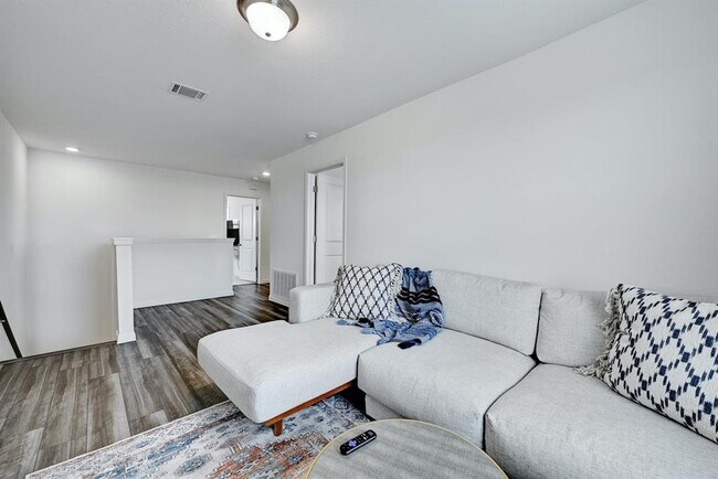 Building Photo - 215 Rubrum Rd