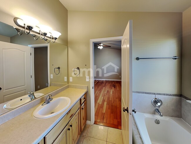 Building Photo - 3703 Lake Vista Dr