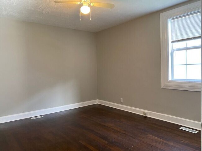 Building Photo - Spacious Renovated Duplex in East Nashville