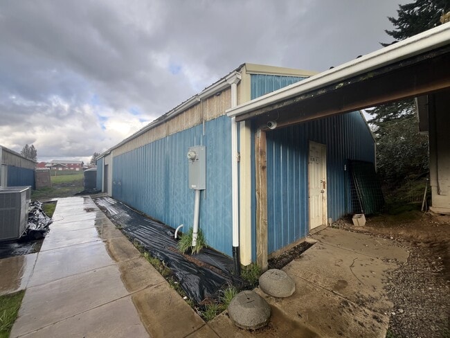 Building Photo - 16093 SW Roy Rogers Rd