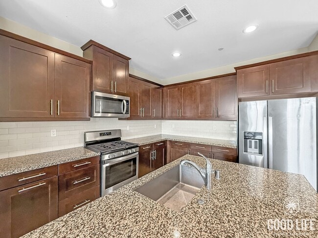 Building Photo - Great 4B/4BA Home Available for Lease in O...