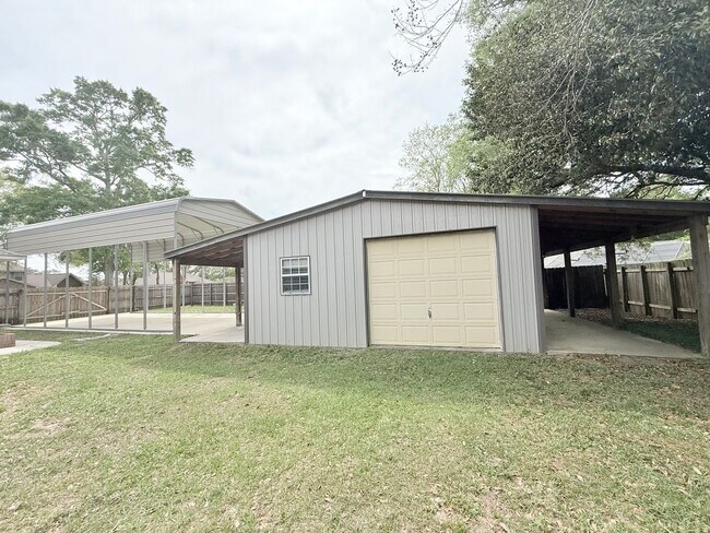 Building Photo - Custom Built 4-Bedroom/3 Bathroom Home