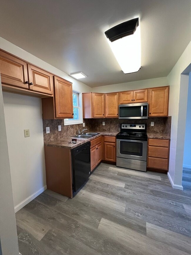 Building Photo - Spacious 3BR Townhome - LOTS OF ROOM!!! - ...