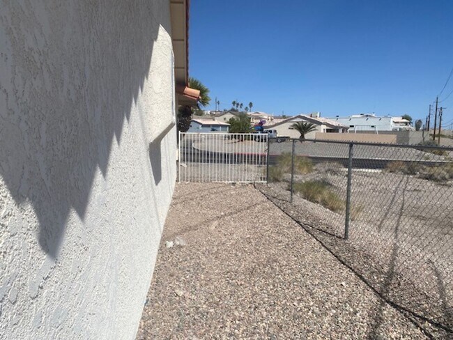 Building Photo - GREAT FURNISHED HOME WITH SIDE PARKING!