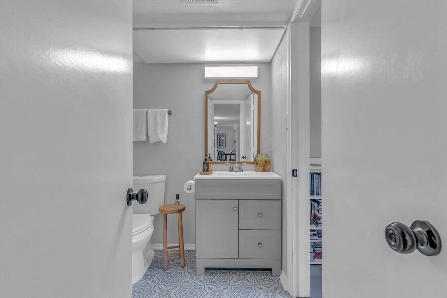 Building Photo - 5829 Sandhurst Ln