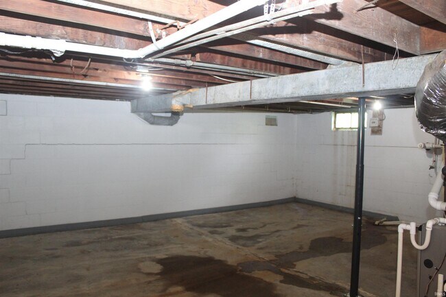 Building Photo - 611 Russell Rd