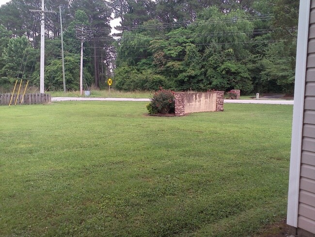 Building Photo - Coming Soon!   2 Bedroom, 1 Bath Downstairs Apartment