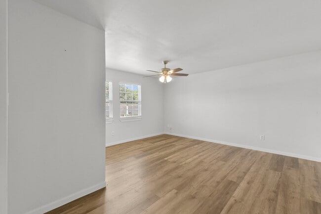 Building Photo - 707 Land Grant Dr