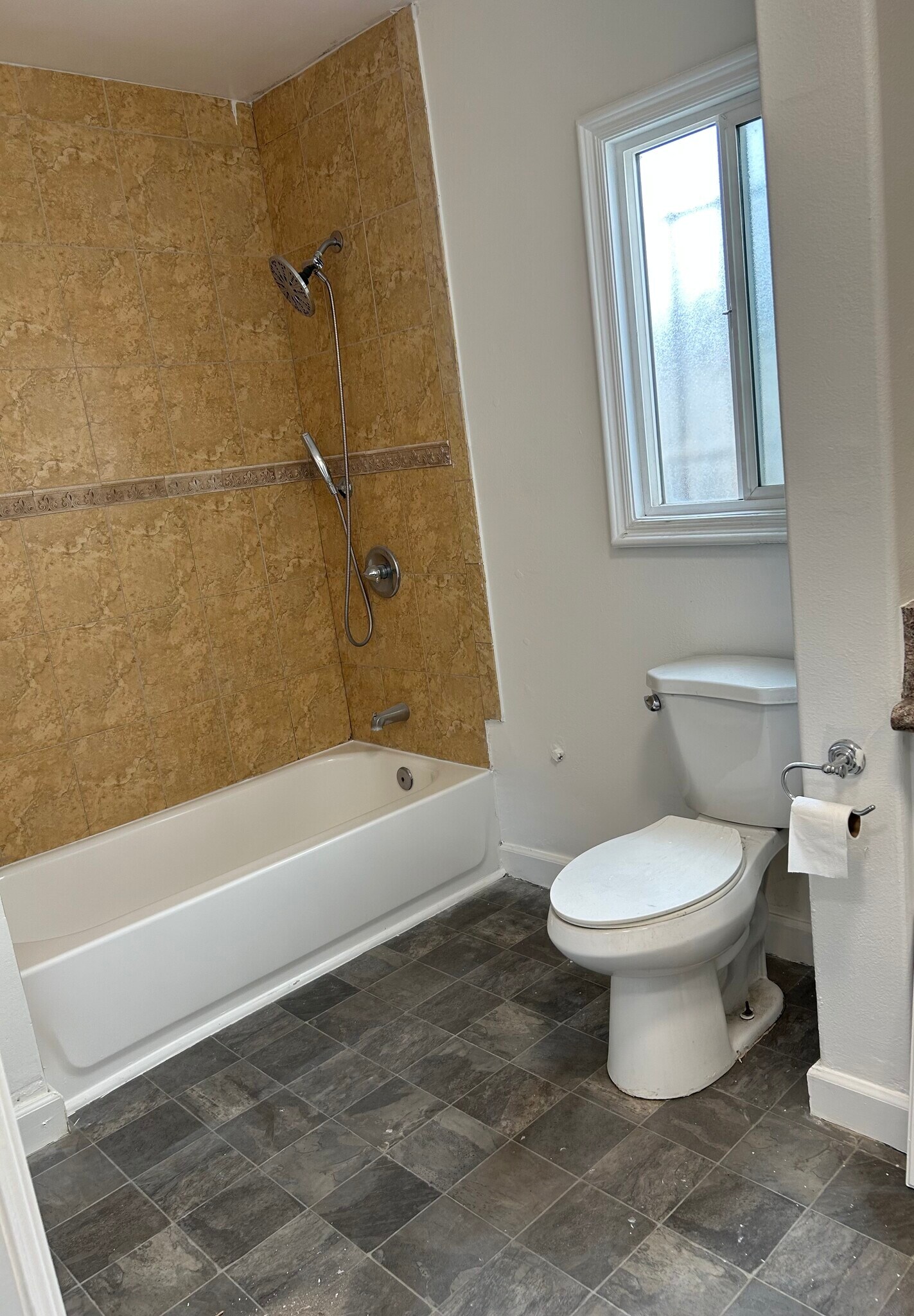 Building Photo - 617 E 109th St