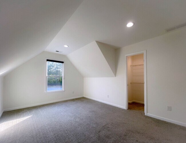 Building Photo - Newer Construction Farmhouse Style Home!