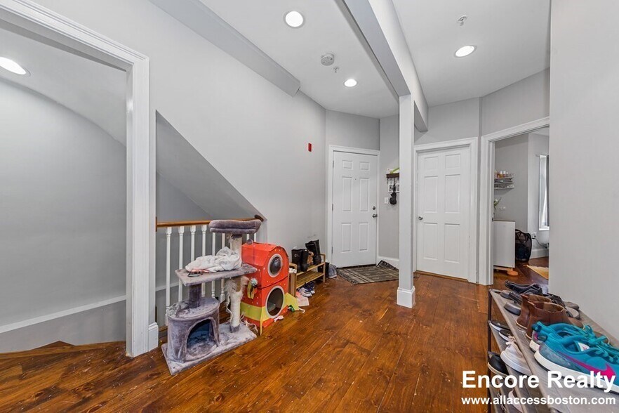 Building Photo - 16 Sewall St