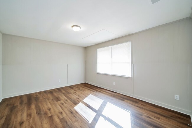 Building Photo - Newly Renovated 4BR Home- Move in Ready!
