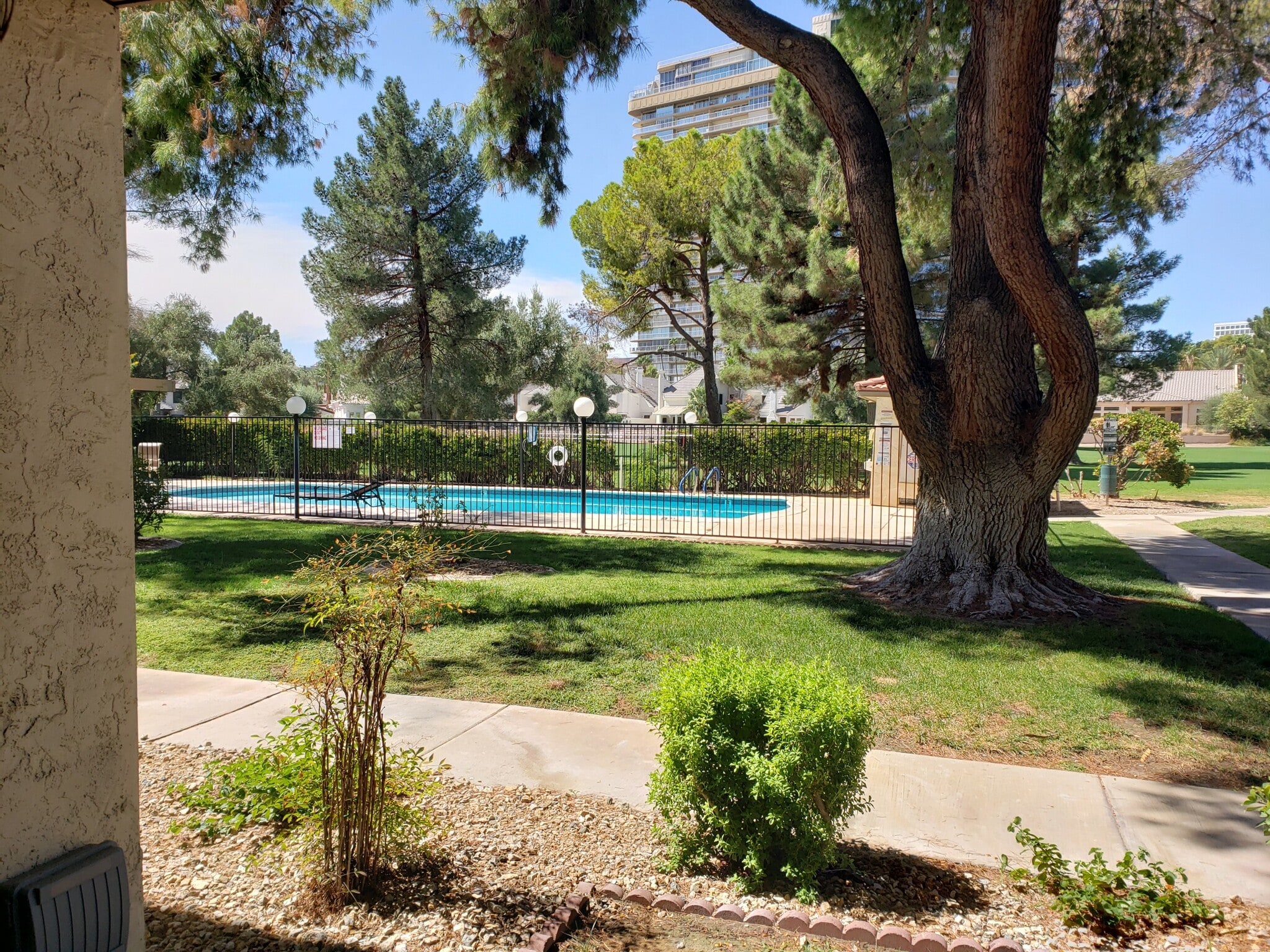 Building Photo - 3141 Pinehurst Dr
