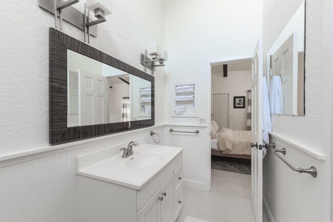 Building Photo - 250 S Ocean Blvd
