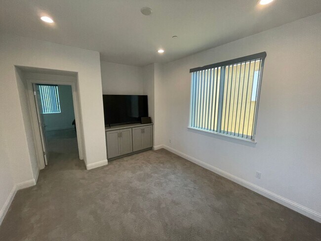Building Photo - Charming 3 Bed / 2.5 Bath Home with Modern Upgrades
