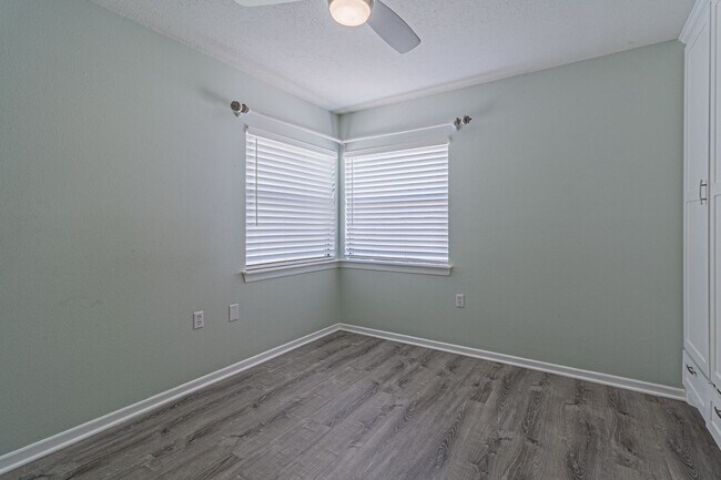 Building Photo - Modern Design 3 Bedroom 2 Bath, 2 car Gara...