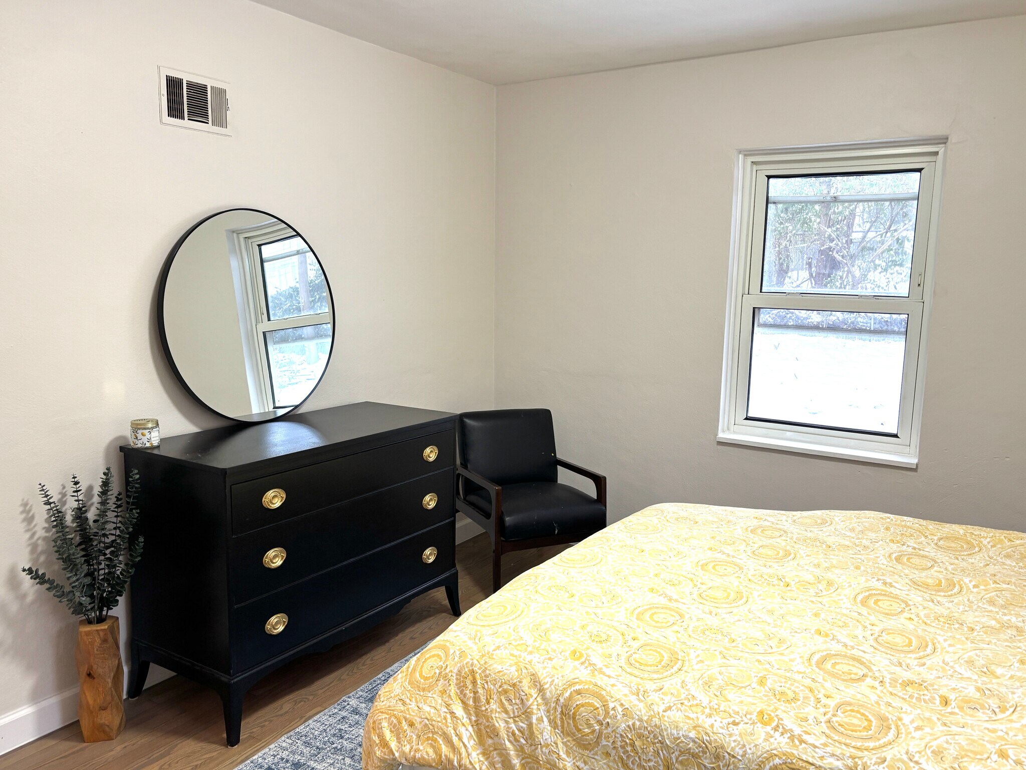 Building Photo - 5025 Lenox Ave