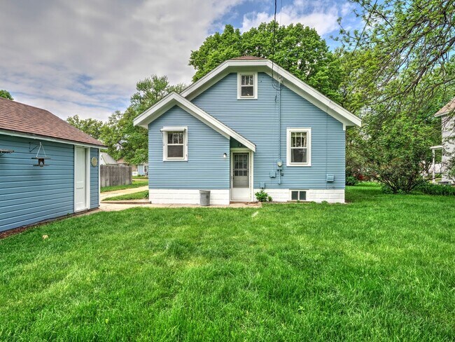 Building Photo - 3 Bedroom / 1 Bath Home with Washer/Dryer ...