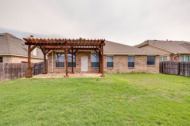 Building Photo - Great location. 4 bedrooms plus an office!
