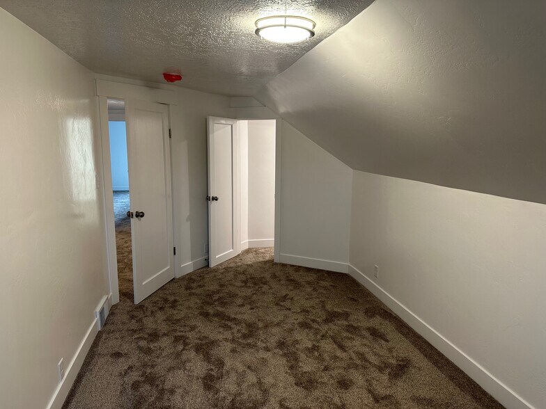 Building Photo - 479 W Center St