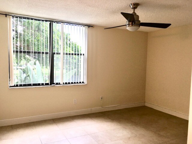 Building Photo - 2025 Lavers Cir