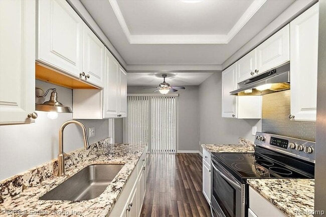 Building Photo - 1432 Oakbrook E Dr