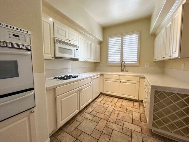 Building Photo - High vaulted ceilings open floor plan cond...