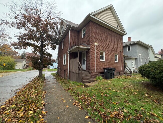 Building Photo - 1425 Marcy St