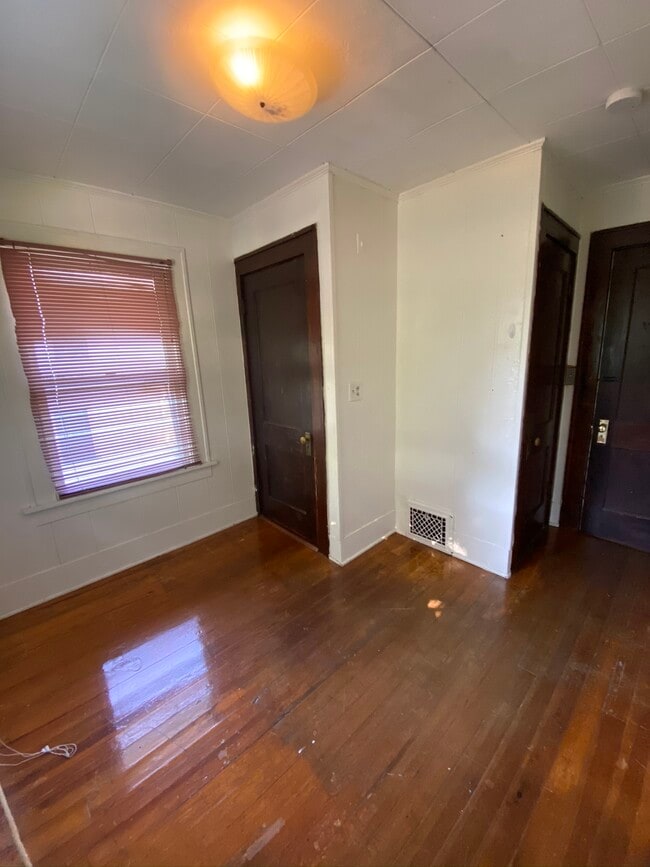 Building Photo - Private Room 714