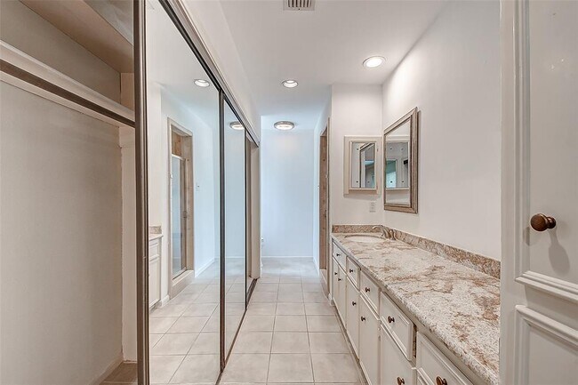 Building Photo - 201 Vanderpool Ln