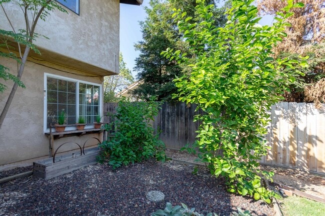 Building Photo - 4 Bedroom Home in West Redding