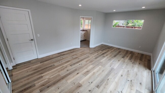 Building Photo - 4 bedroom, 2.5 bathroom home in the desirable Mt Soledad neighborhood.