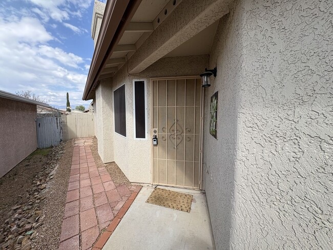 Building Photo - Great eastside location four bedrooms