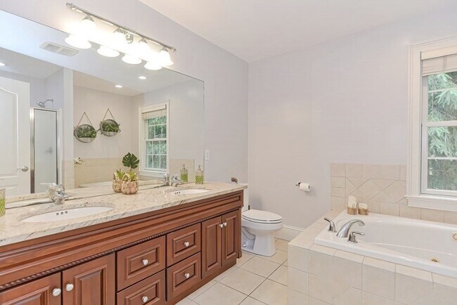 Building Photo - 10 Lupine Rd