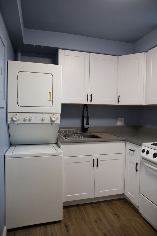 Building Photo - Terrific Basement Unit