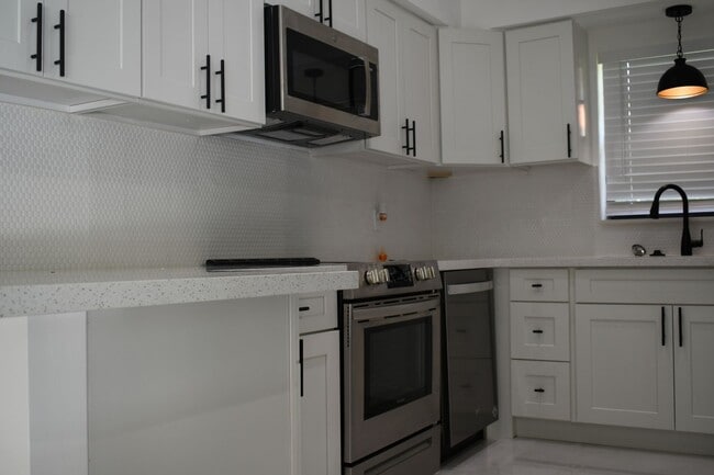 Building Photo - Beautiful home in quiet neighborhood