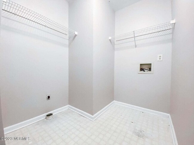 Building Photo - In town- walking distance to shopping!