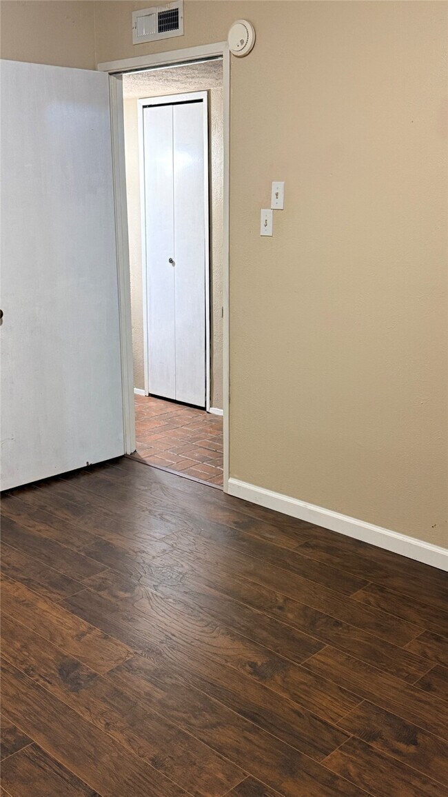 Building Photo - 16915 Grampin Dr