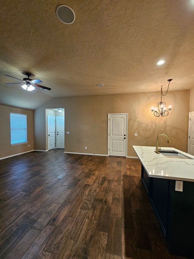 Building Photo - (3) Bed/(2) Bath in SW Moore Avail Early June!