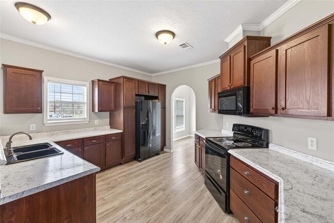 Building Photo - 130 Leaning Oaks Cir