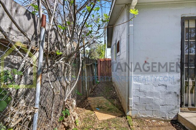 Building Photo - 3647 18th Ave