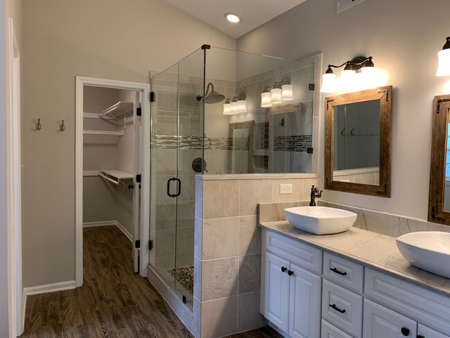 Building Photo - 5 Bed | 3.5 Bath House with Finished Basem...