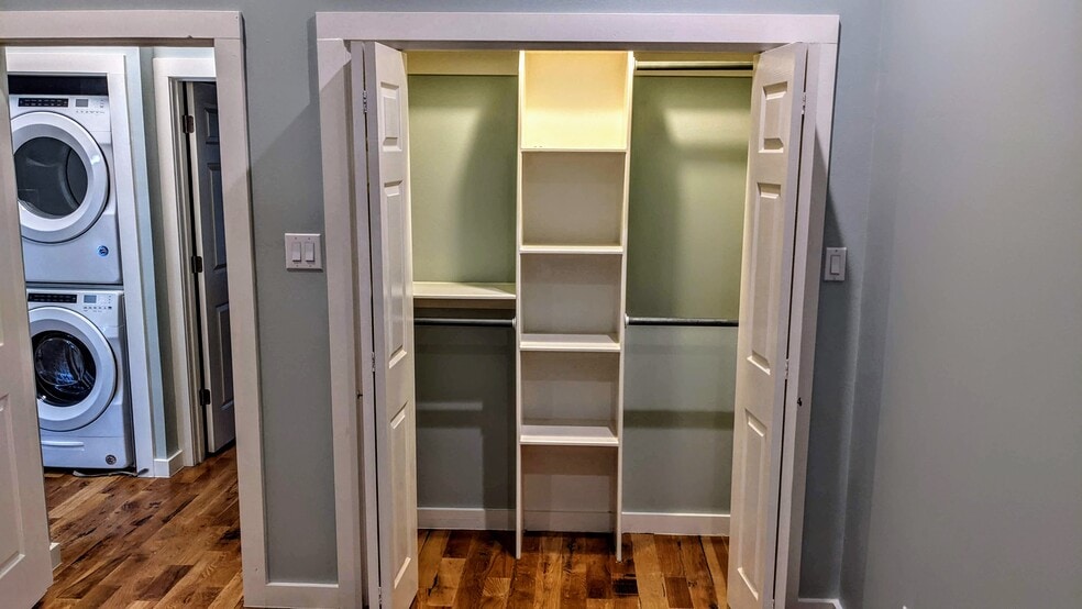 Building Photo - 919 Hendricks Ave