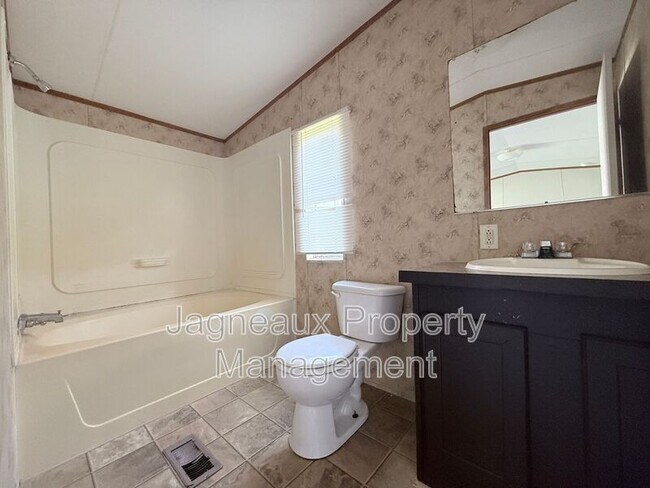 Building Photo - 1914 Center St