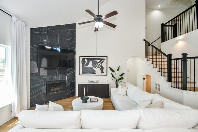 Building Photo - 24119 Via Renata Dr