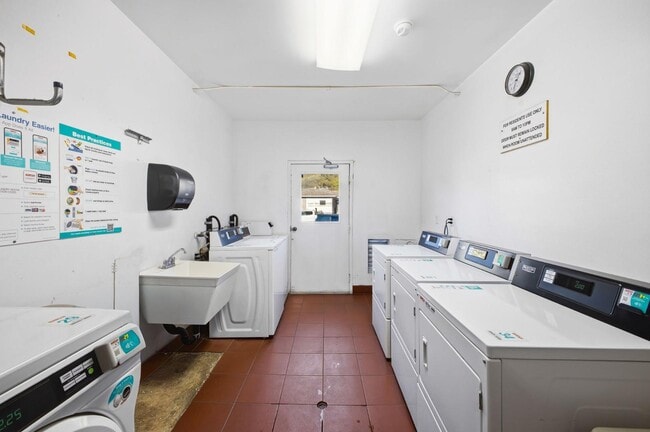 Building Photo - 6333 La Jolla Blvd