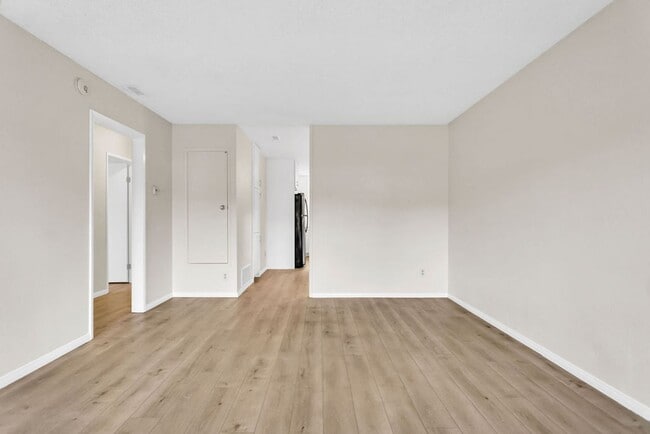 Building Photo - Detached home centrally located in Linda V...