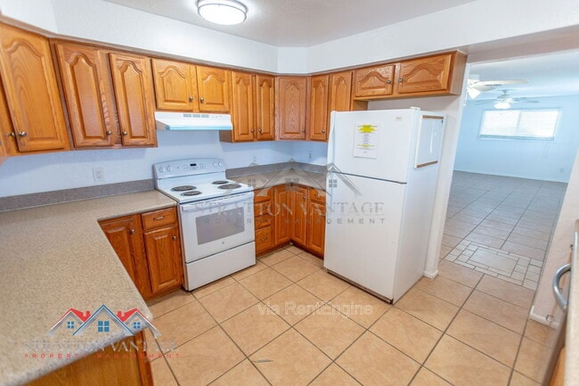 Building Photo - 1136 E Yucca St