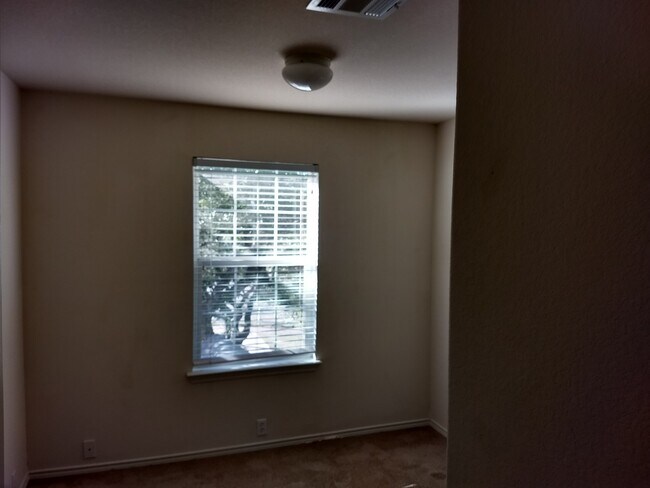 Building Photo - Charming 3/2.5 Townhome for Rent in Kyle, TX