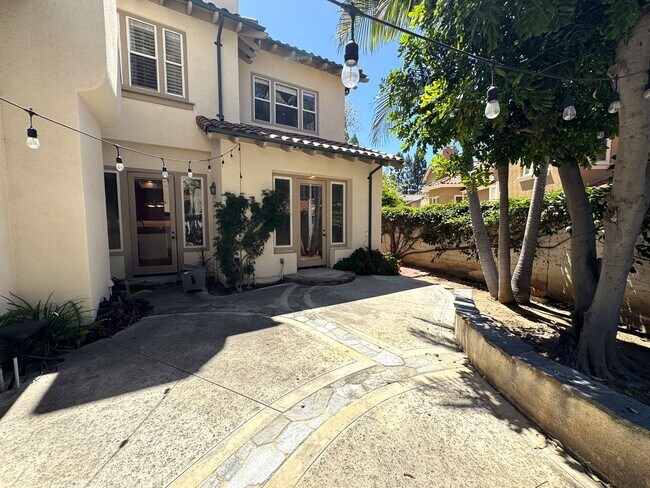 Building Photo - Beautiful 3Bd/2.5Ba Spacious Home in Tustin!